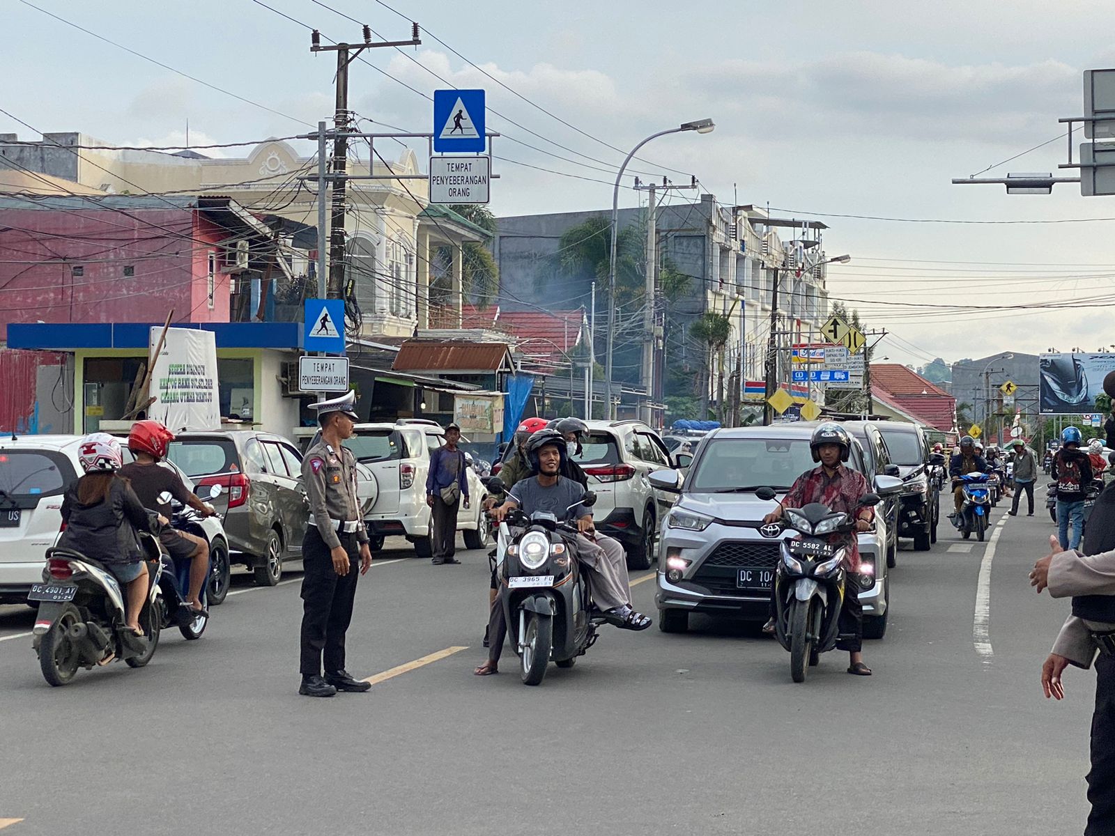 Personil Pos Pam Yan Operasi Ketupat, Hadir Atasi Kemacetan Lalu Lintas Saat Warga Sibuk Berburu Takjil