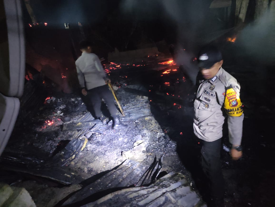 Lahapan Api Hanguskan 3 Rumah di Orobua Polres Mamasa Bantu Padamkan Api dan Olah TKP