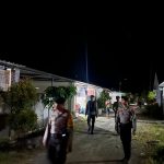 Personil Polres Mamuju Tengah Patroli Jalan Kaki Keliling Perumahan Warga.