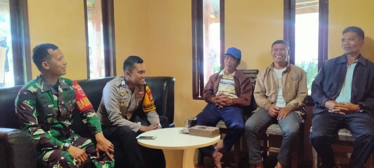 Jelang Pilkades Bhabinkamtibmas Polsek Mamasa Bersama Babinsa Aktif Laksanakan Sambang