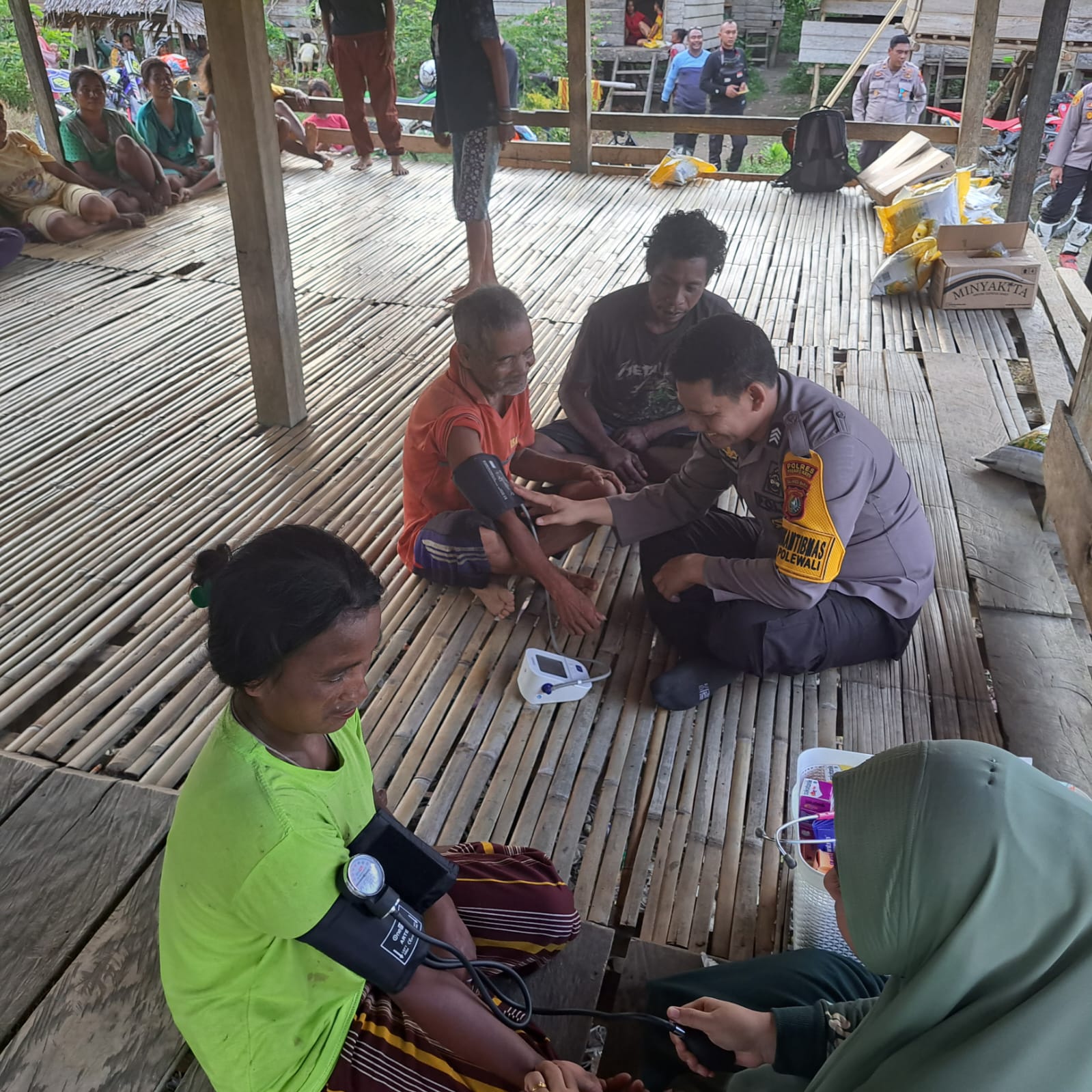 Peduli Warga Terpencil, Bhabinkamtibmas Polres Pasangkayu Beri Bantuan Pengobatan Gratis