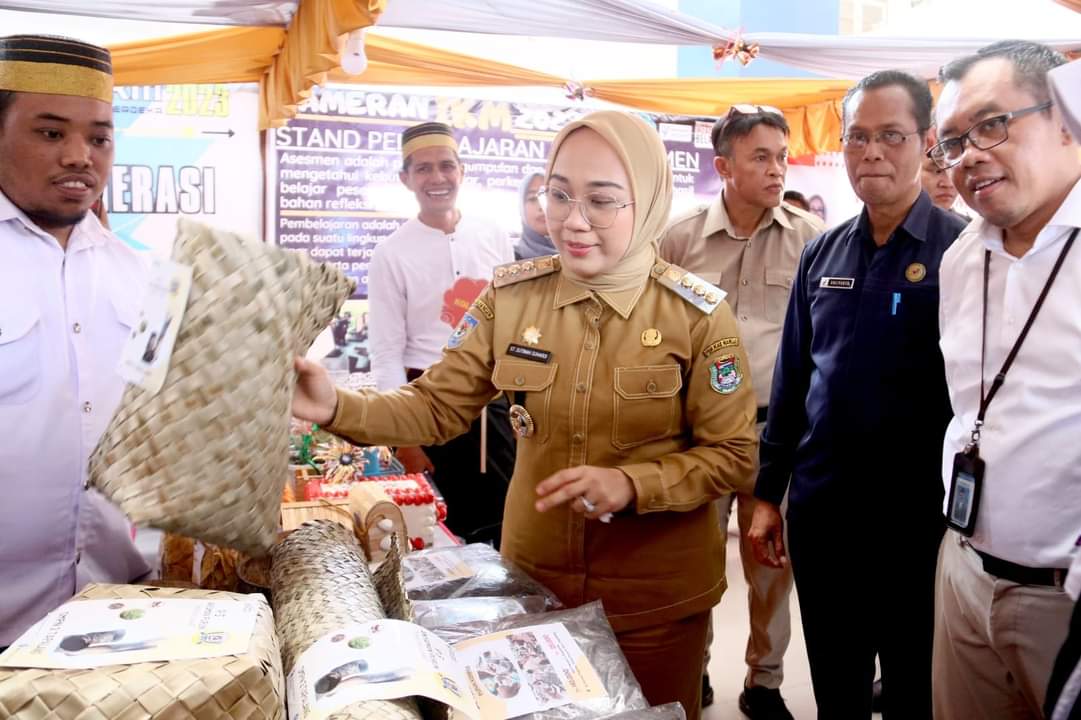 Buka Pameran Pendidikan, Sutinah Nilai Disdikpora Makin KEREN Buka Pameran Pendidikan, Sutinah Nilai Disdikpora Makin KEREN