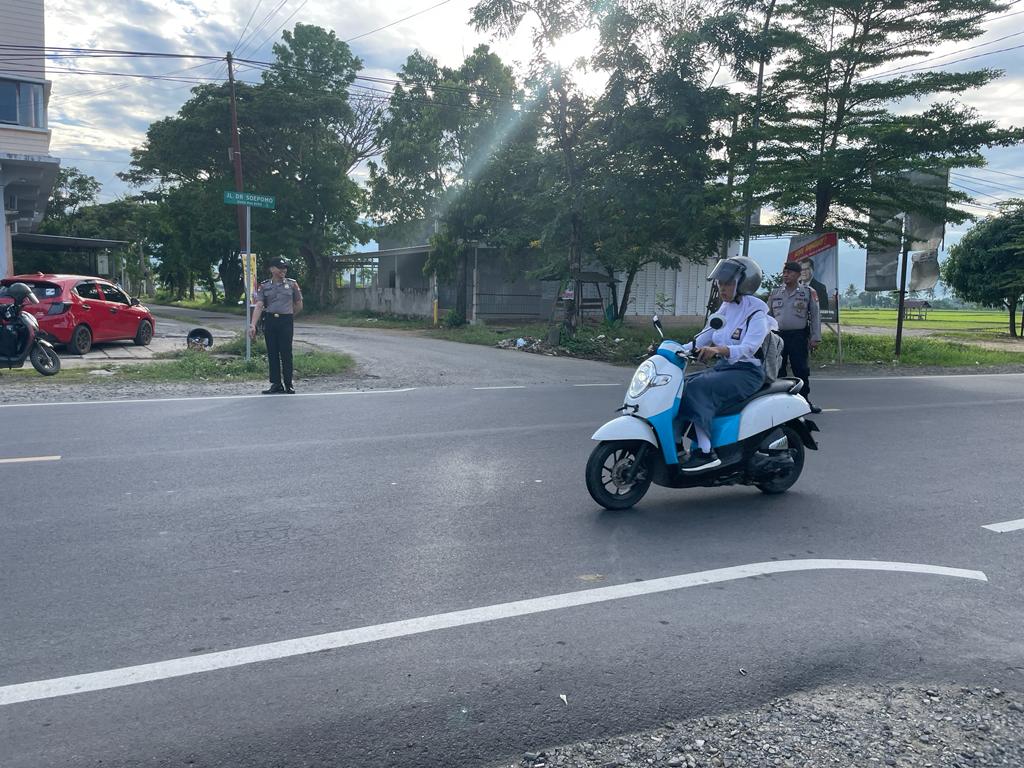 Pelayanan Prima di Pagi Hari Personil Polres Polman Laksanakan Pengaturan Pagi