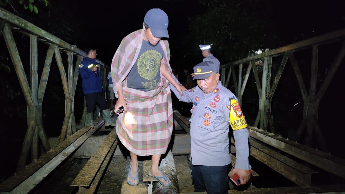 Aksi Polisi di Mamasa Bantu Warga Lewati Jembatan Rusak