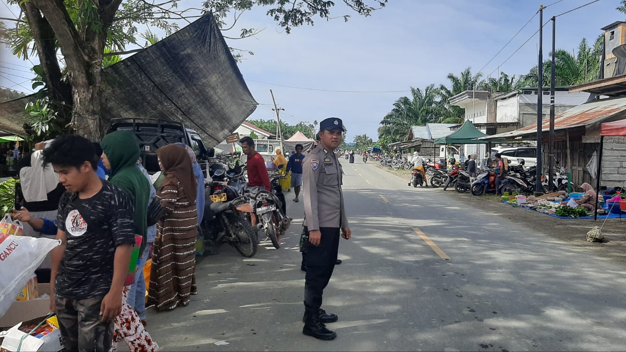 Bhabinkamtibmas Polsek Bambalamotu Polres Pasangkayu Gatur Arus Lalin di pasar tradisional Bhabinkamtibmas Polsek Bambalamotu Polres Pasangkayu Gatur Arus Lalin di pasar tradisional