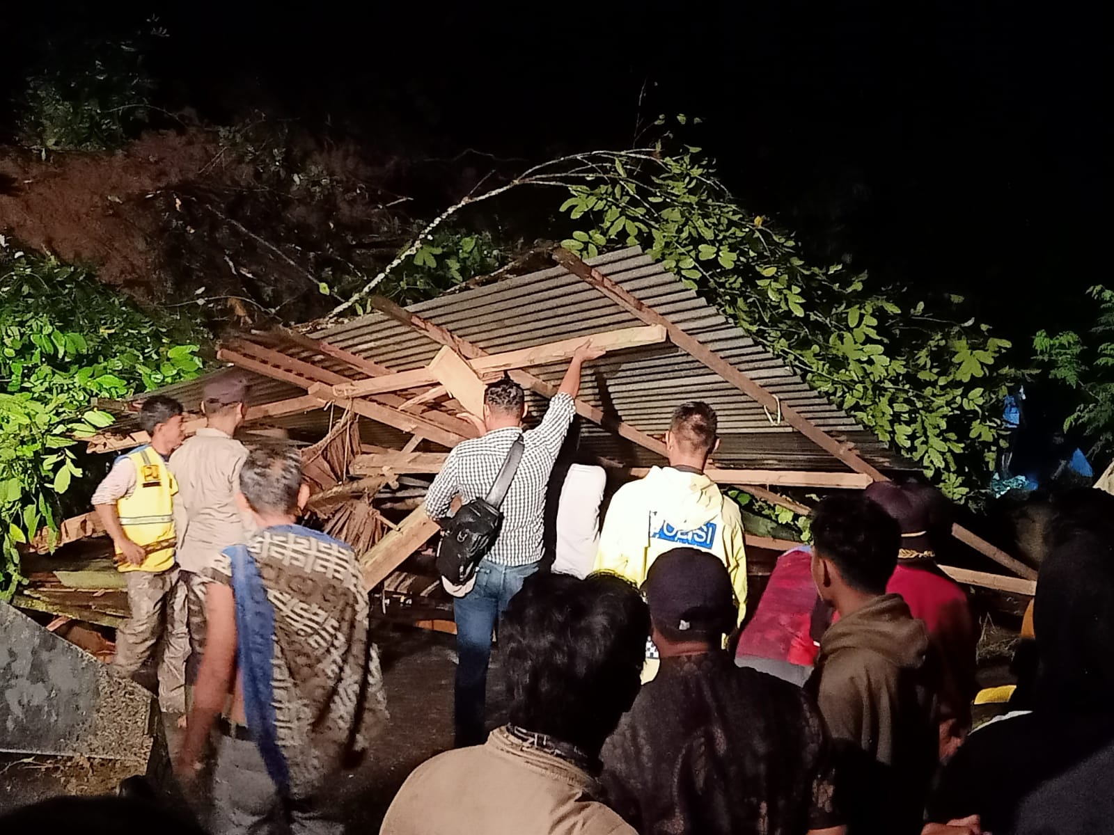 Personil Polman Bantu Warga Evakuasi Material Tanah Longsor Personil Polman Bantu Warga Evakuasi Material Tanah Longsor