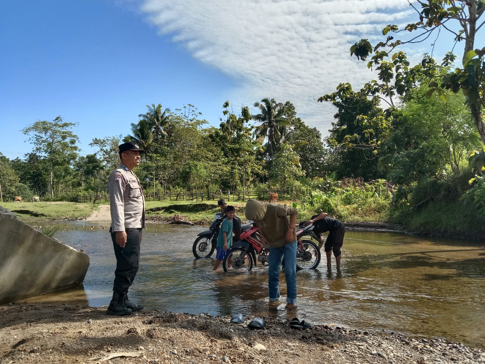 Tanggap Bencana Banjir Personil Polsek Tutar Pantau Ketinggian Air 