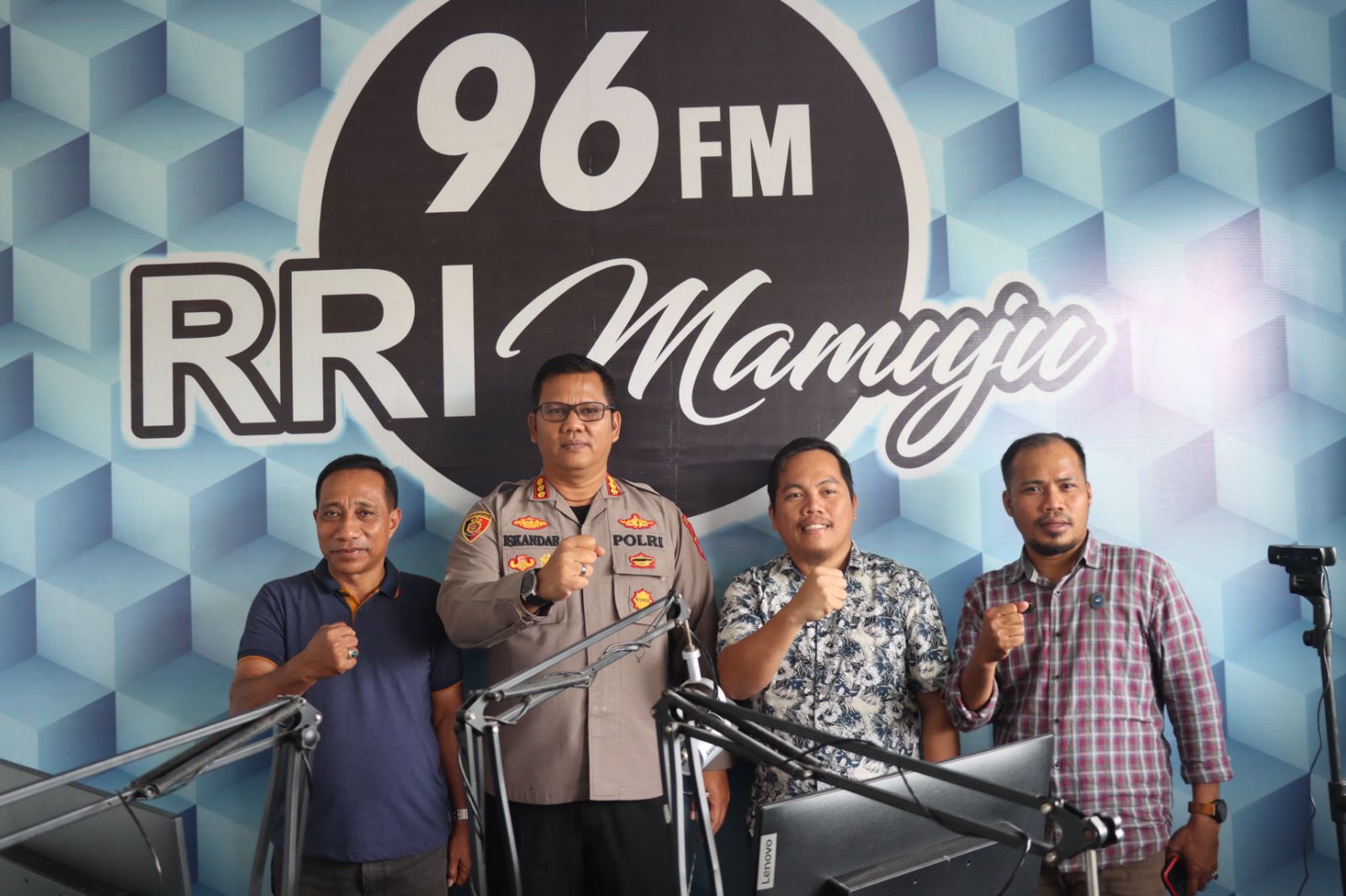 Kapolresta Mamuju Gelar Jumat Curhat Dengar Langsung Keluhan Warga Melalui Siaran RRI Mamuju Kapolresta Mamuju Gelar Jumat Curhat Dengar Langsung Keluhan Warga Melalui Siaran RRI Mamuju