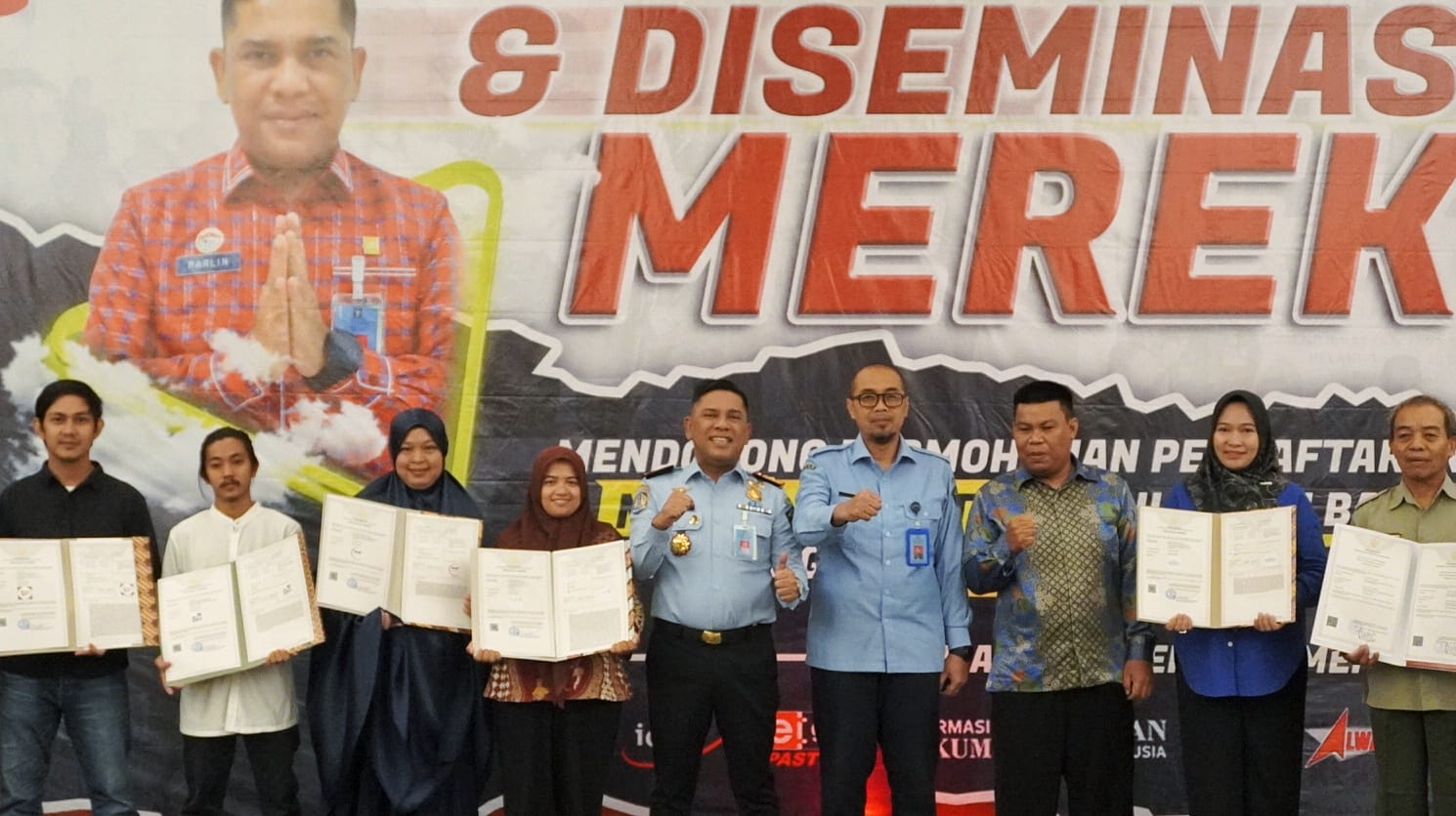 Parlindungan Menyerahkan Sertifikat Merek dan Sertifikat Kekayaan Intelektual Komunal