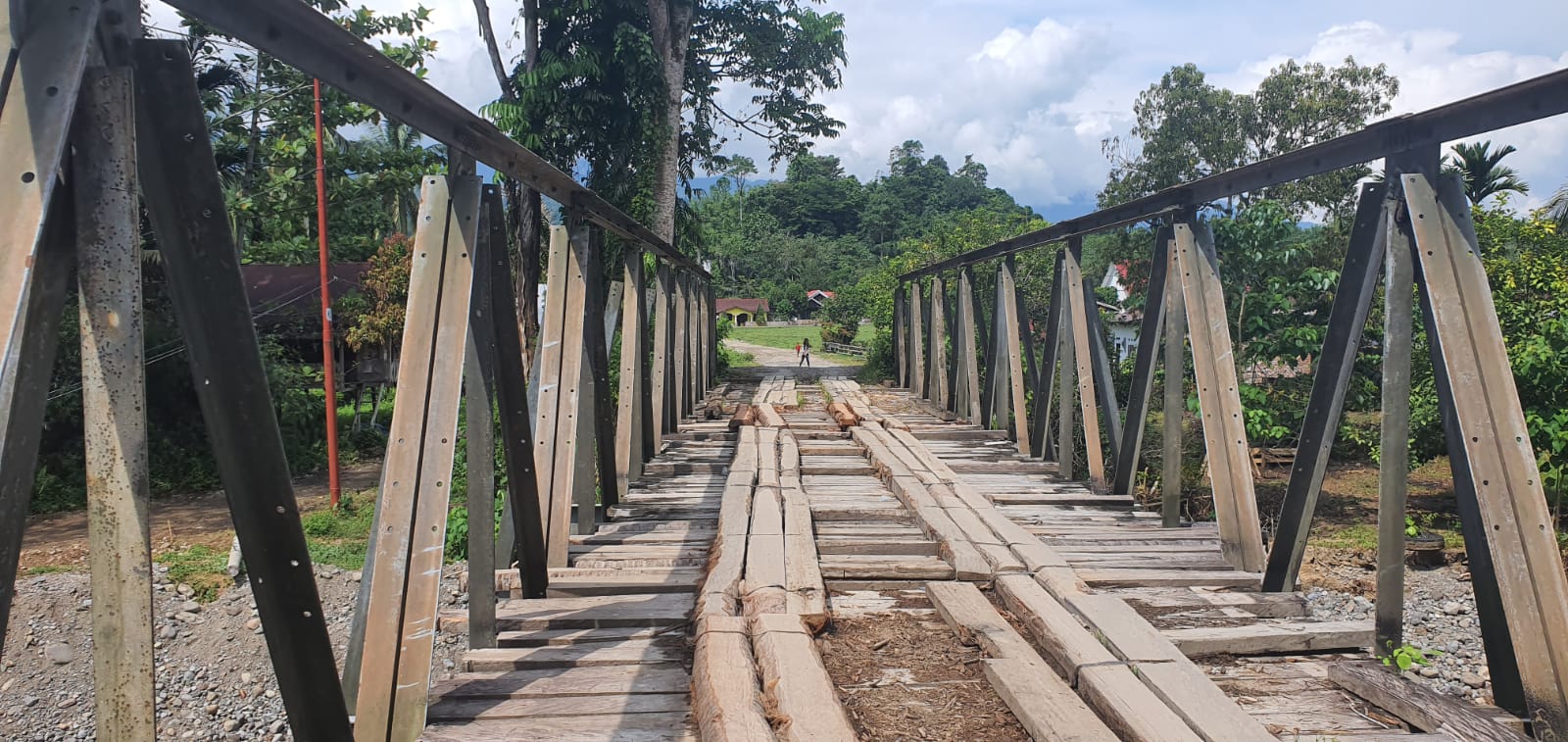 PUPR Sulbar Tinjau Jembatan Rusak di Desa Hinoa