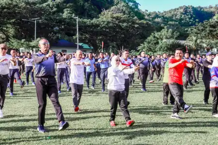 Bupati Mamuju Mengikuti Olah Raga Bersama TNI dan Polri Bupati Mamuju Mengikuti Olah Raga Bersama TNI dan Polri