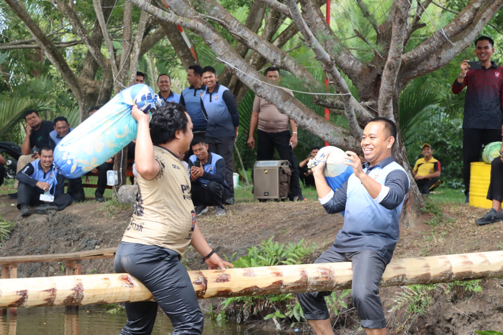 Menyemarakkan Hari Bhayangkara ke-77 Polres Pasangkayu Gelar Lomba Gebuk Bantal Menyemarakkan Hari Bhayangkara ke-77 Polres Pasangkayu Gelar Lomba Gebuk Bantal