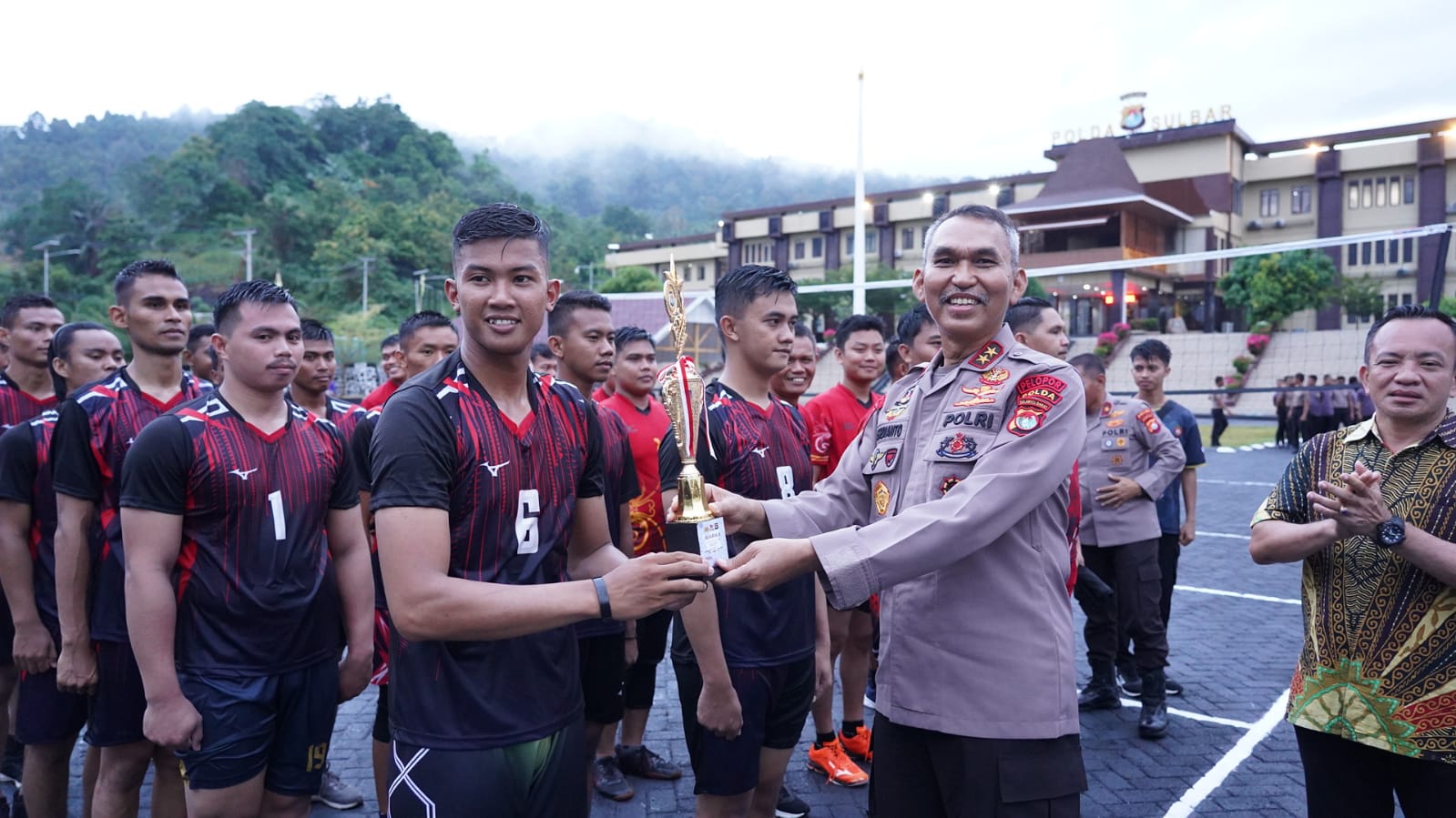 Final Kejuaraan Volly Polda Sulbar Sambut Hari Bhayangkara ke 77 Pertemukan Tim Brimob dan Tim Krimum Final Kejuaraan Volly Polda Sulbar Sambut Hari Bhayangkara ke 77 Pertemukan Tim Brimob dan Tim Krimum
