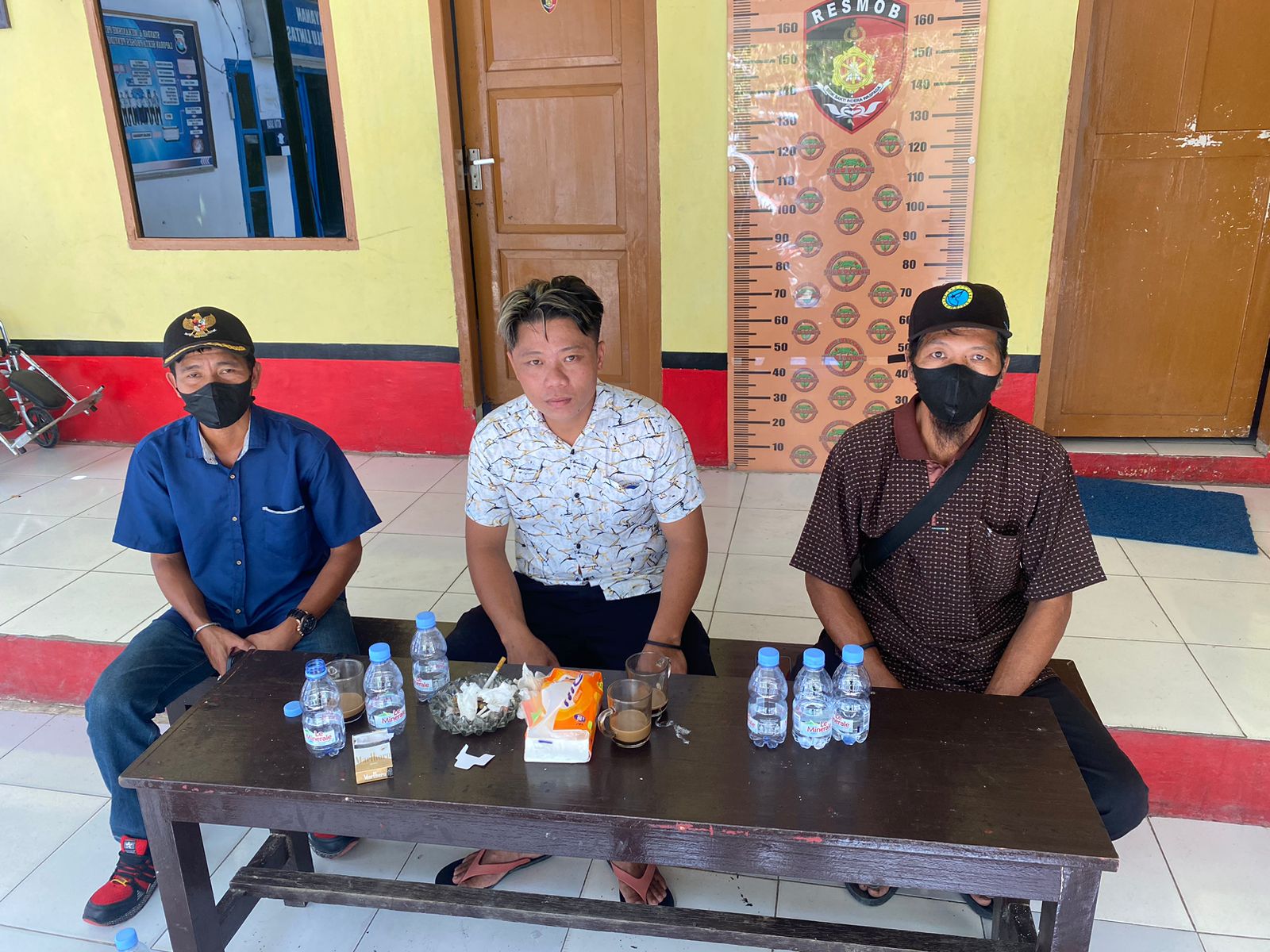 Orang Tua Dan Kakak Korban Hetni Tiba Di Polresta Mamuju Orang Tua Dan Kakak Korban Hetni Tiba Di Polresta Mamuju