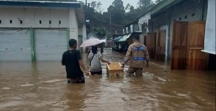 Personil Polresta Mamuju Lakukan Penanganan Banjir Dan Longsor