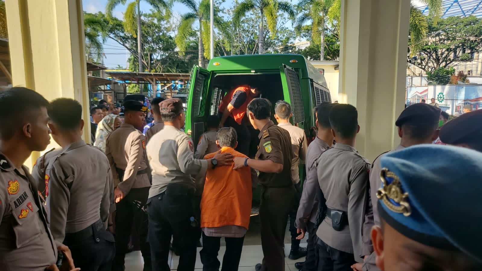 IMG-20230721-WA0059 Polresta Mamuju Bantu Pengawalan dan Pengamanan Sidang Perkara Pembunuhan