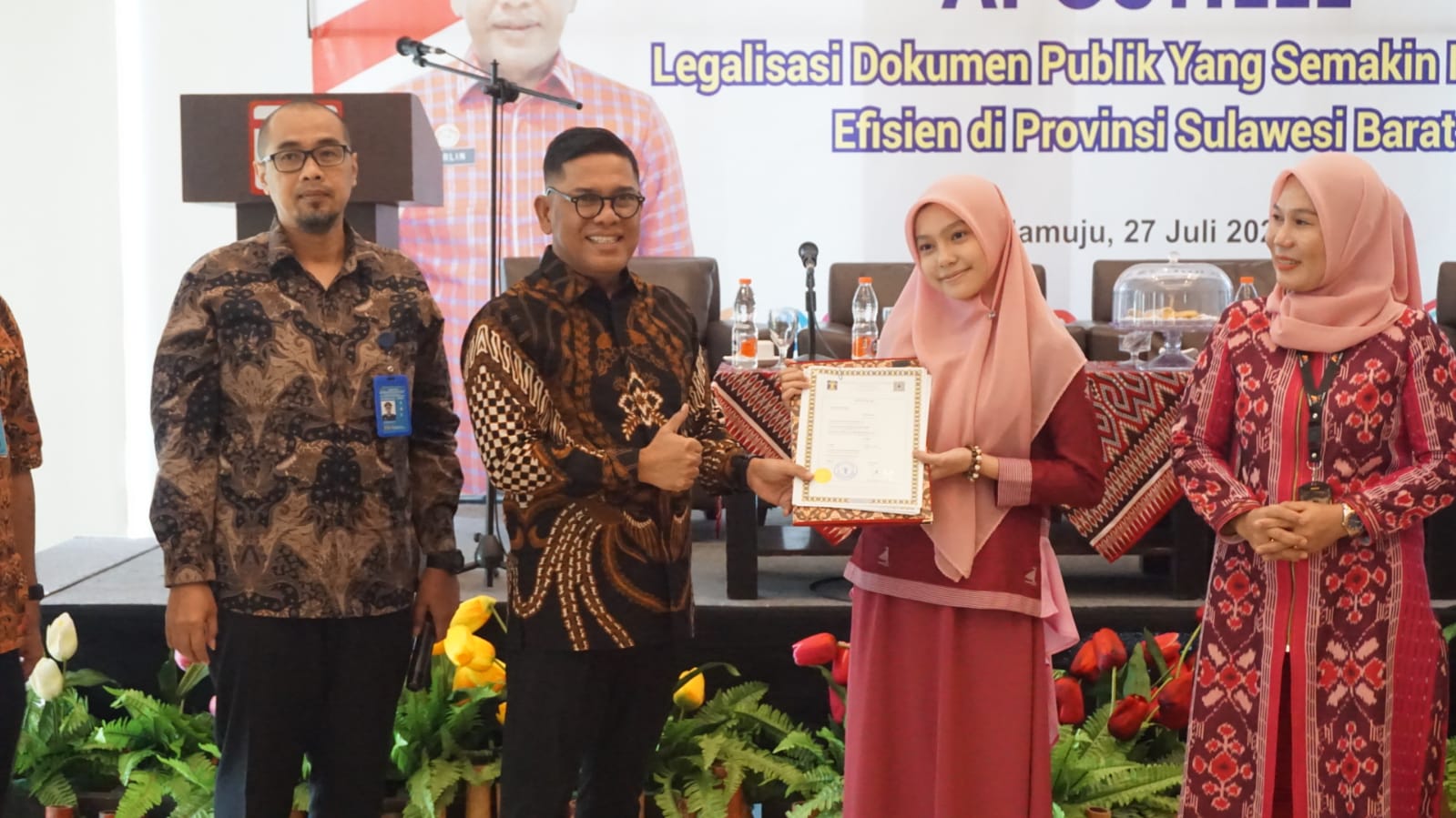 Parlindungan Serahkan Sertifikat Apostille Ke Qudrotun Nada Parlindungan Serahkan Sertifikat Apostille Ke Qudrotun Nada