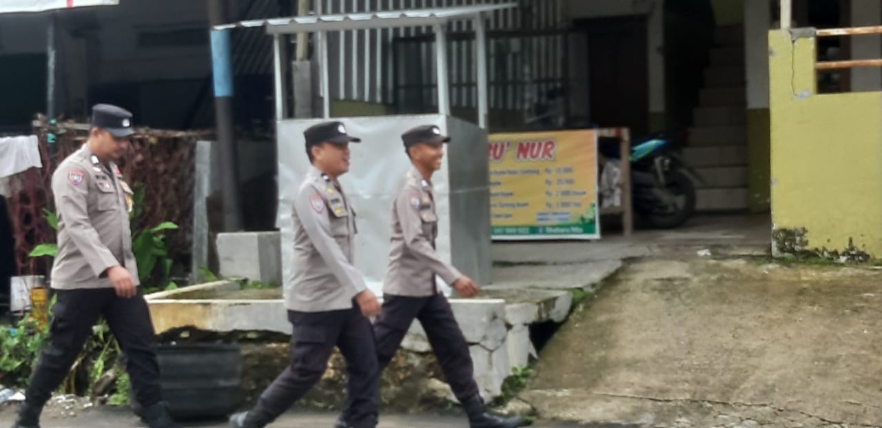 Personel Polsek Kota Mamuju Gelar Patroli Jalan Kaki Personel Polsek Kota Mamuju Gelar Patroli Jalan Kaki