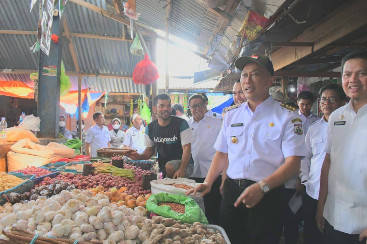 Tekan Inflasi Pemprov Sulbar Bersama Pemkab Majene Lakukan Operasi Pasar