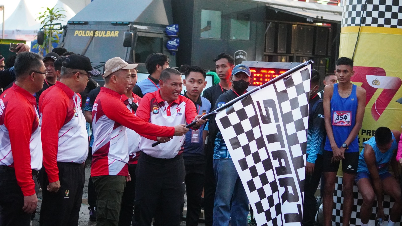 Kegiatan Fan Run 5K dan 10K Polda Sulbar Dalam Rangka Hari Bhayangkara ke 77 Banjir Pengunjung