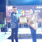 Parlindungan serahkan Tanda Pendaftaran Indikasi Geografis (IG) Tenun Ikat Sekomandi kepada Bupati Mamuju, Parlindungan serahkan Tanda Pendaftaran Indikasi Geografis (IG) Tenun Ikat Sekomandi kepada Bupati Mamuju,