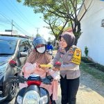 Ditlantas Polda Sulbar Berbagi Stiker Pelopor Keselamatan Ditlantas Polda Sulbar Berbagi Stiker Pelopor Keselamatan