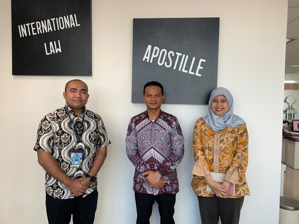 Kakanwil Kemenkumham Sulbar Minta Jajaran Bangun Sinergi Maksimalkan Layanan Apostille Kepada Masyarakat Sulbar Kakanwil Kemenkumham Sulbar Minta Jajaran Bangun Sinergi Maksimalkan Layanan Apostille Kepada Masyarakat Sulbar