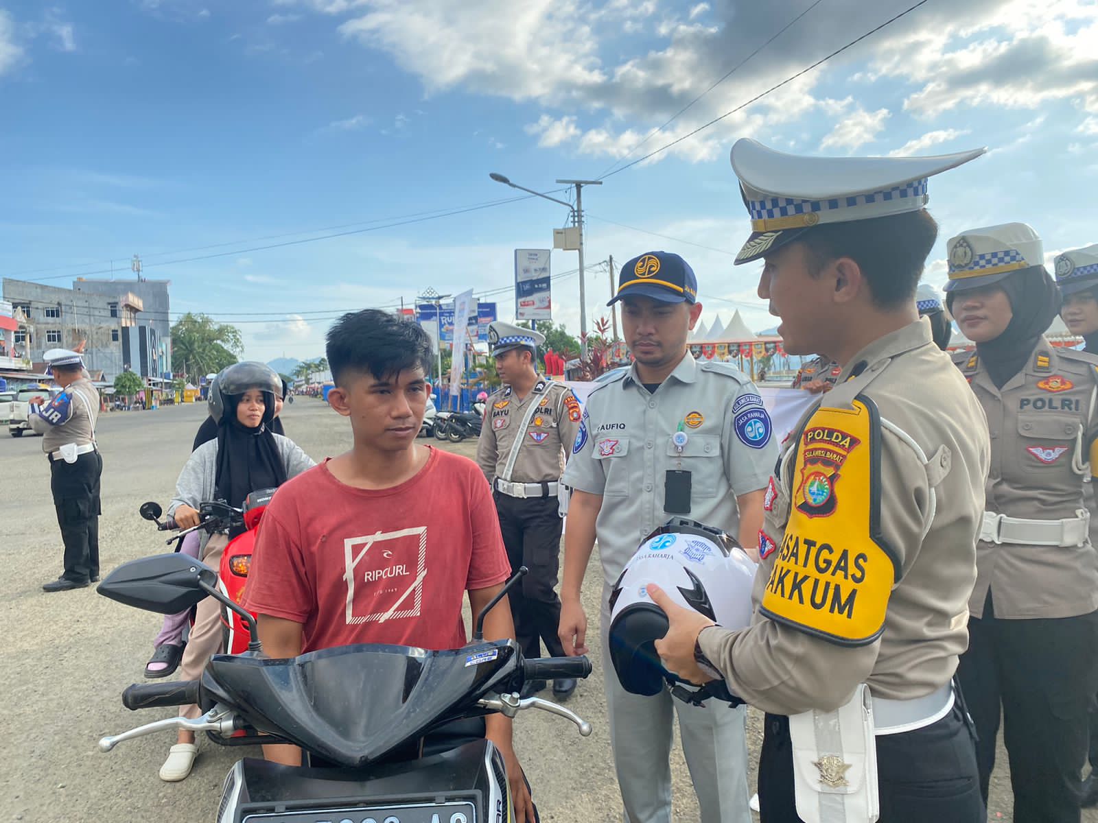 Operasi Patuh Marano, Ditlantas Polda Sulbar Berbagi Helm Gratis Operasi Patuh Marano, Ditlantas Polda Sulbar Berbagi Helm Gratis