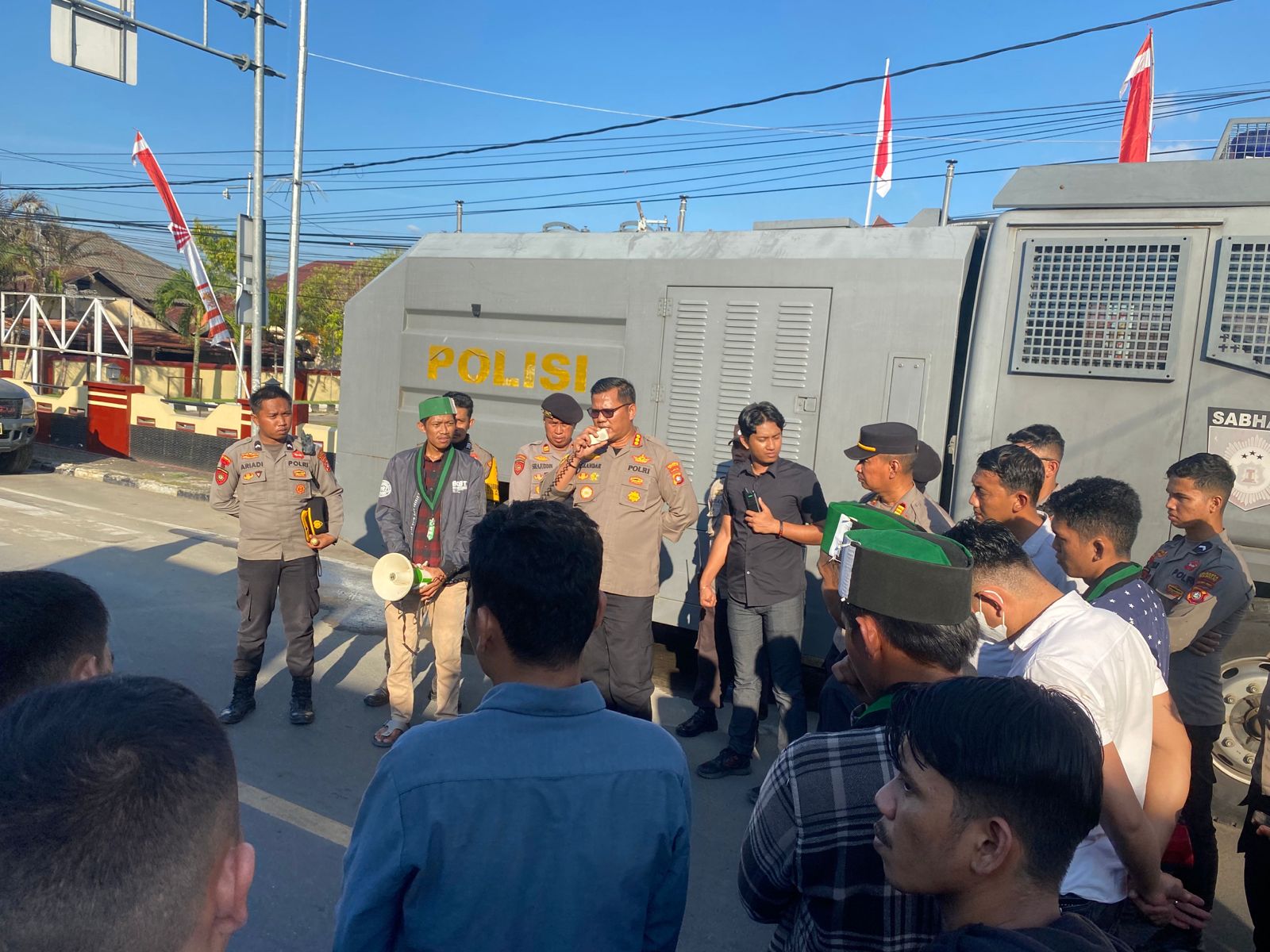 Polresta Mamuju Kawal Aksi Solidaritas HMI Terkait Adanya Kader HMI Berselisih Dengan Karyawan Mandala Finance Di Gowa Sulsel Polresta Mamuju Kawal Aksi Solidaritas HMI Terkait Adanya Kader HMI Berselisih Dengan Karyawan Mandala Finance Di Gowa Sulsel