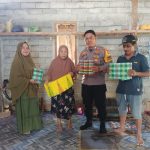 Bhabinkamtibmas Polsek Pasangkayu Sambang Ke Rumah Warga Pengrajin Sarung Tenun Tradisional. Bhabinkamtibmas Polsek Pasangkayu Sambang Ke Rumah Warga Pengrajin Sarung Tenun Tradisional.