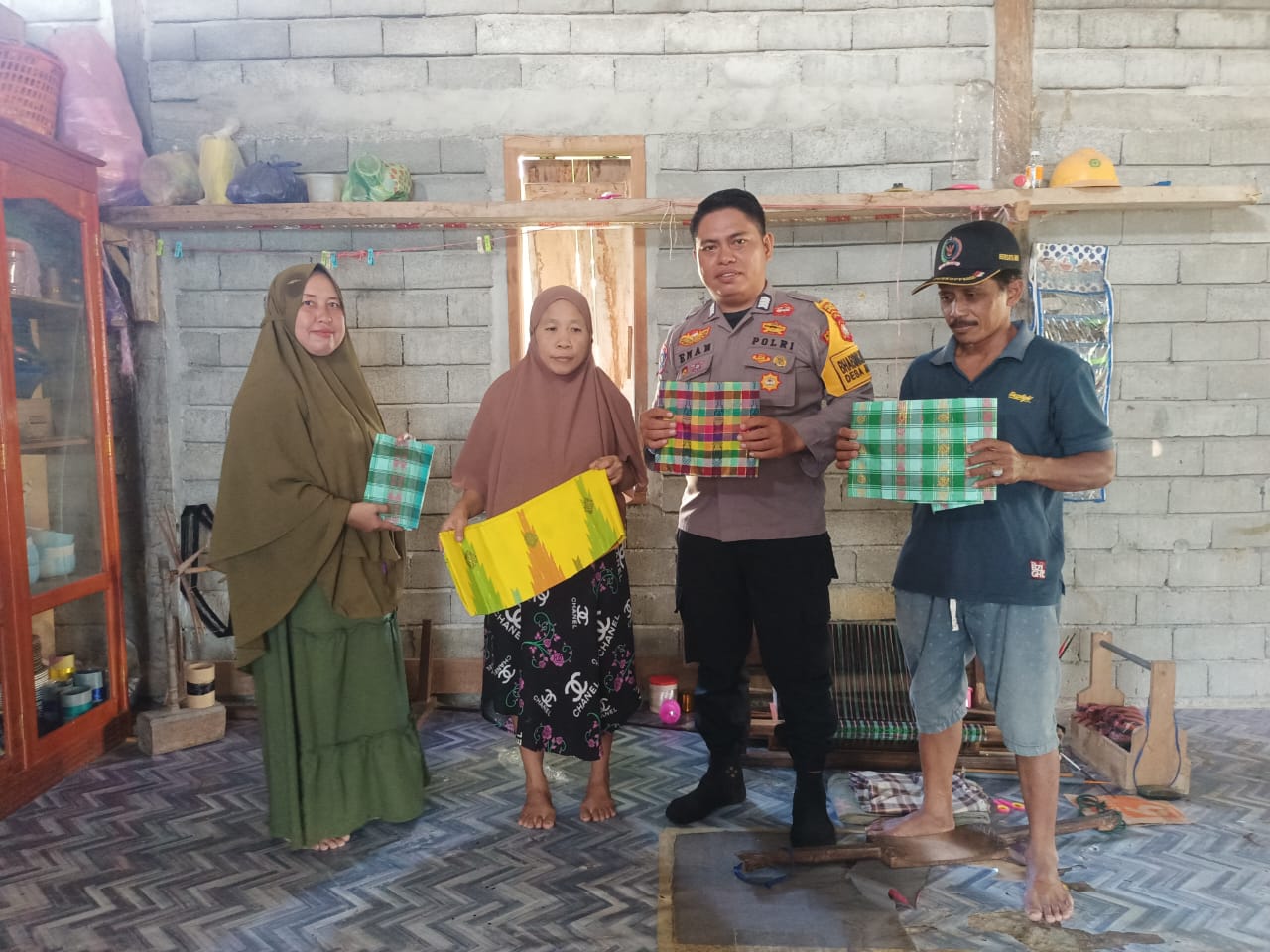 Bhabinkamtibmas Polsek Pasangkayu Sambang Ke Rumah Warga Pengrajin Sarung Tenun Tradisional.