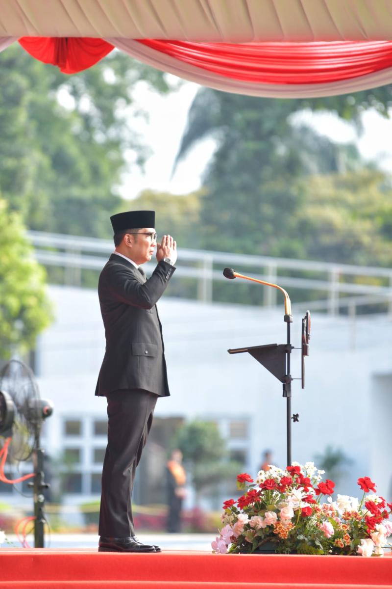 Gubernur Ridwan Kamil Lantik 1.664 PNS Fungsional, Minta Pegawai Beri Dedikasi Tinggi