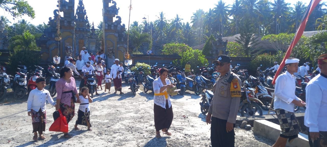 Bhabinkamtibmas Polsek Pasangkayu  Pengamanan Ibadah Galungan  Bhabinkamtibmas Polsek Pasangkayu  Pengamanan Ibadah Galungan