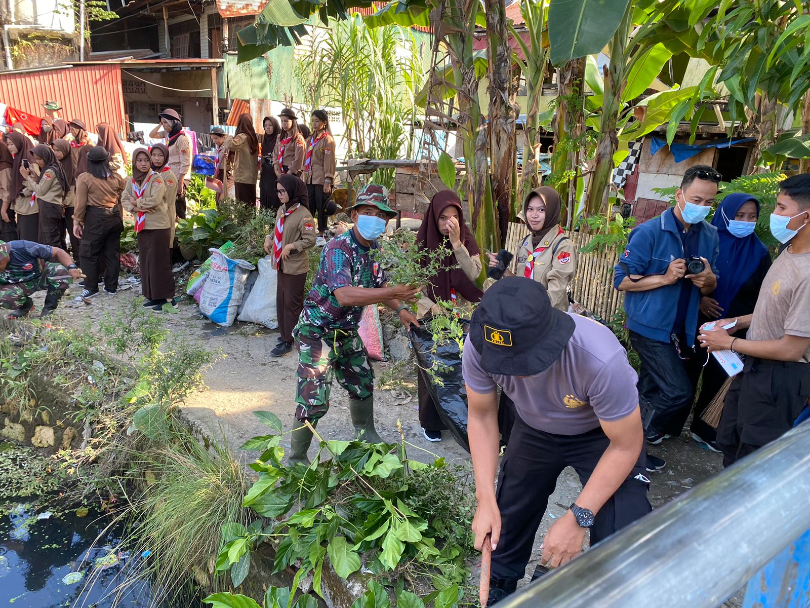 TNI Polri dan ASN Kerja Bakti Di Pasar Sentral Mamuju TNI Polri dan ASN Kerja Bakti Di Pasar Sentral Mamuju