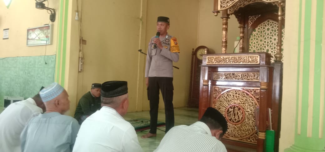 Bhabinkamtibmas Polsek Kalukku Imbau Warga Kibarkan Bendera Merah Putih Bhabinkamtibmas Polsek Kalukku Imbau Warga Kibarkan Bendera Merah Putih