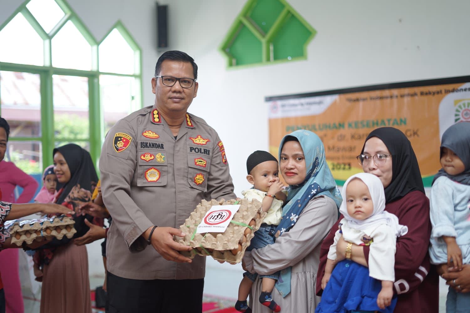 Kapolresta Mamuju Beri Bantuan Sosial Kepada Penderita Stunting  Kapolresta Mamuju Beri Bantuan Sosial Kepada Penderita Stunting