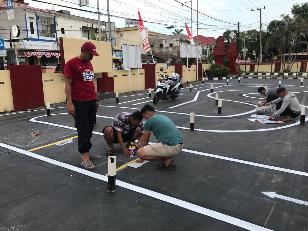 Satlantas Polresta Mamuju Mulai Hapus Lintasan Zig-zag dan Angka 8 Ujian SIM C Satlantas Polresta Mamuju Mulai Hapus Lintasan Zig-zag dan Angka 8 Ujian SIM C