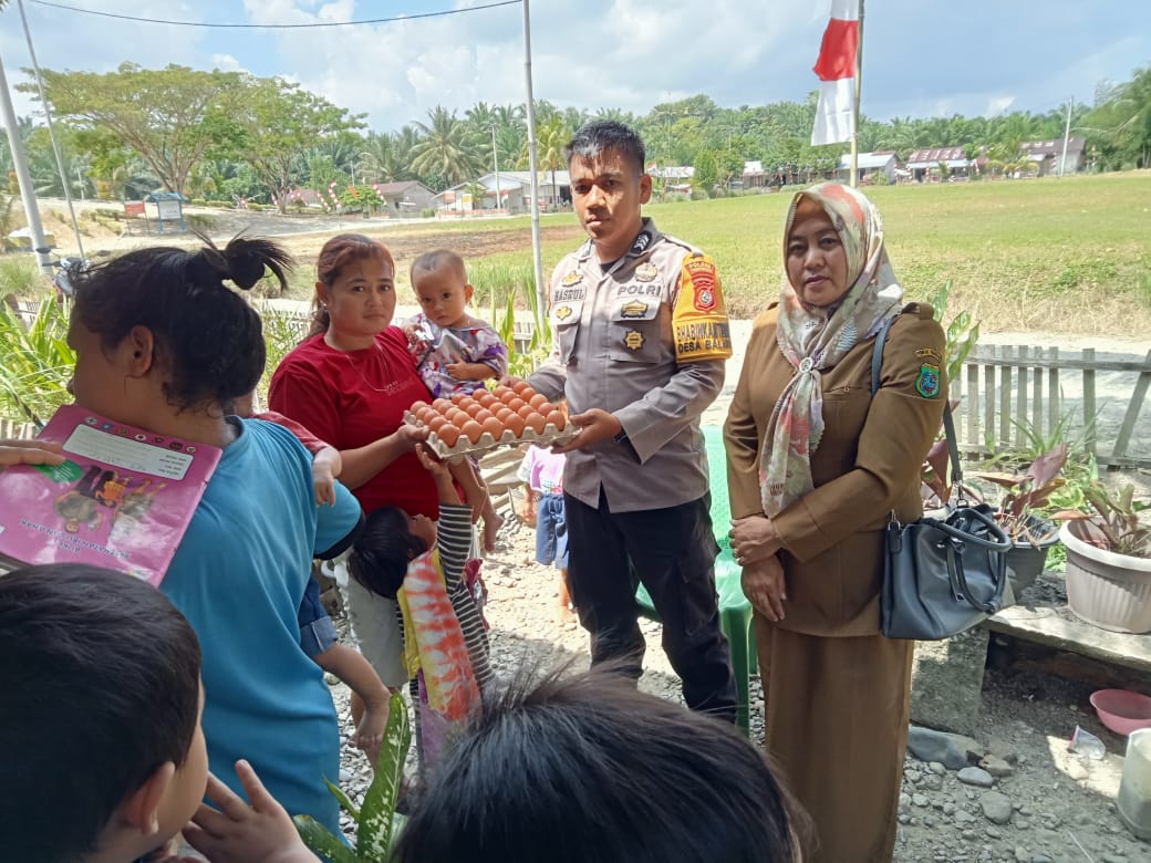 Bhabinkamtibmas Polsek Baras Beri Makanan Tambahan kepada Anak Stunting