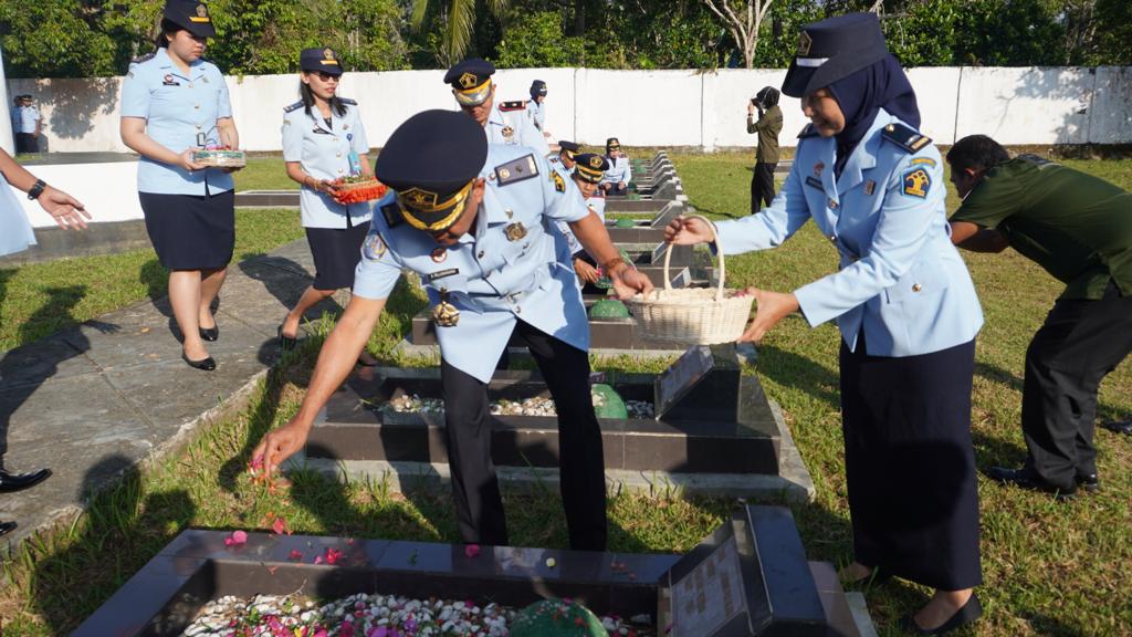 Kemenkumhan Sulbar Tabur Bunga di TMP Patidi Kemenkumhan Sulbar Tabur Bunga di TMP Patidi