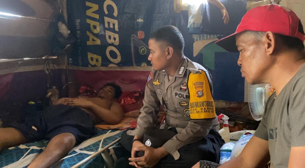 Bhabinkamtibmas Polresta Mamuju Bantu Warganya Yang Terbaring Sakit 