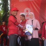 Parlindungan Serahkan Sertifikat Merek Pelaku UMKM Parlindungan Serahkan Sertifikat Merek Pelaku UMKM