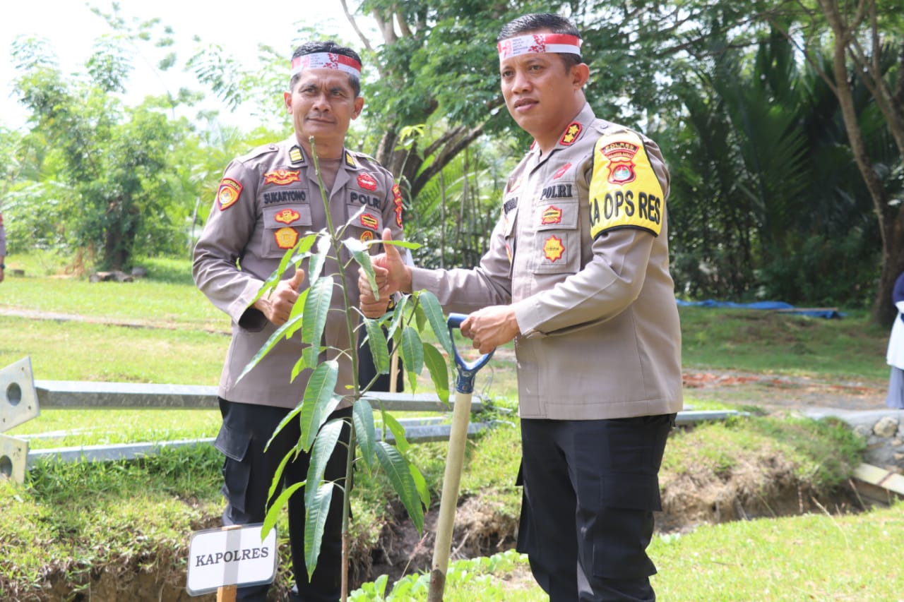 Polres Pasangkayu Tanam Seribu Bibit Pohon Lestarikan Lingkungan Yang Hijau.