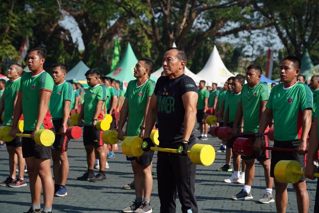 Pangdam XIV/Hsn Bersama Prajuritnya Lakukan Senam Barbel