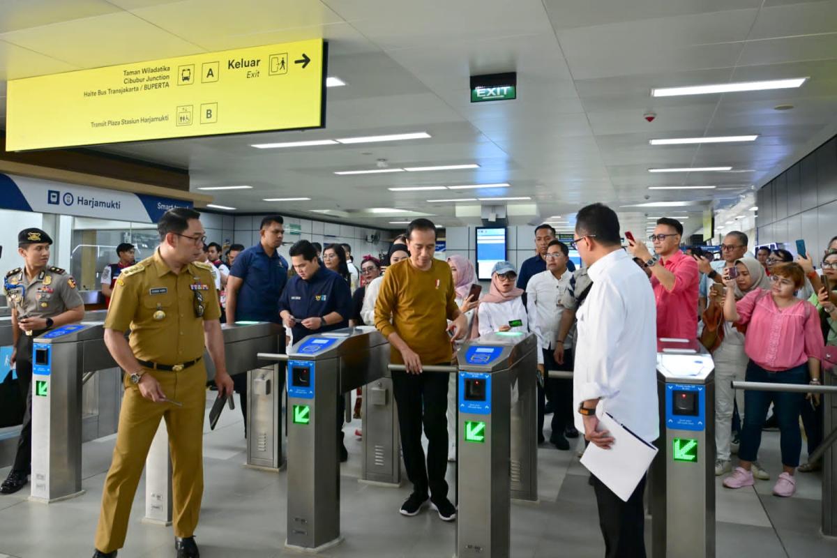 Gubernur Ridwan Kamil Dampingi Presiden Jokowi Tinjau LRT Jabodebek