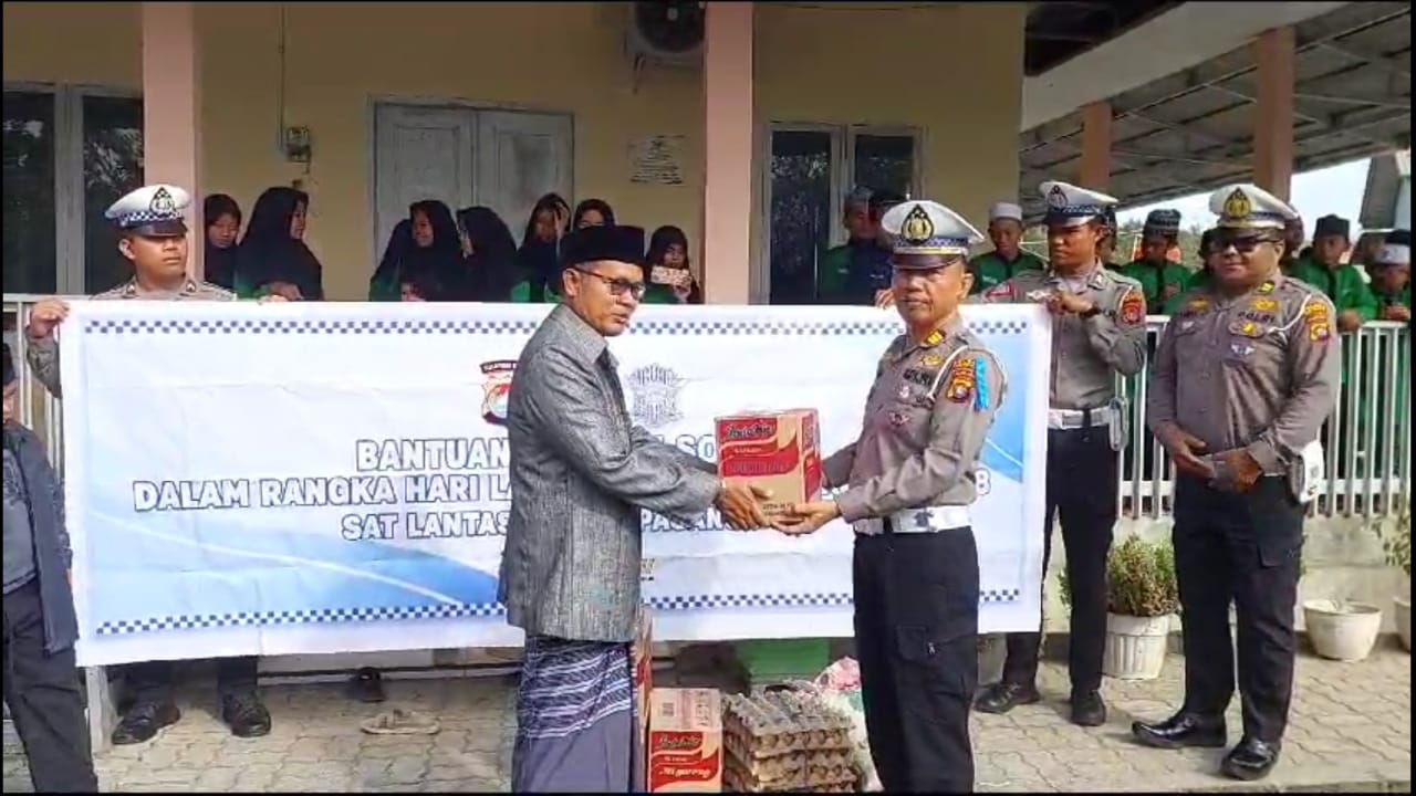 Jelang Hari Lalu Lintas Bhayangkara ke-68, Satlantas Polres Pasangkayu Bagikan Paket Sembako 