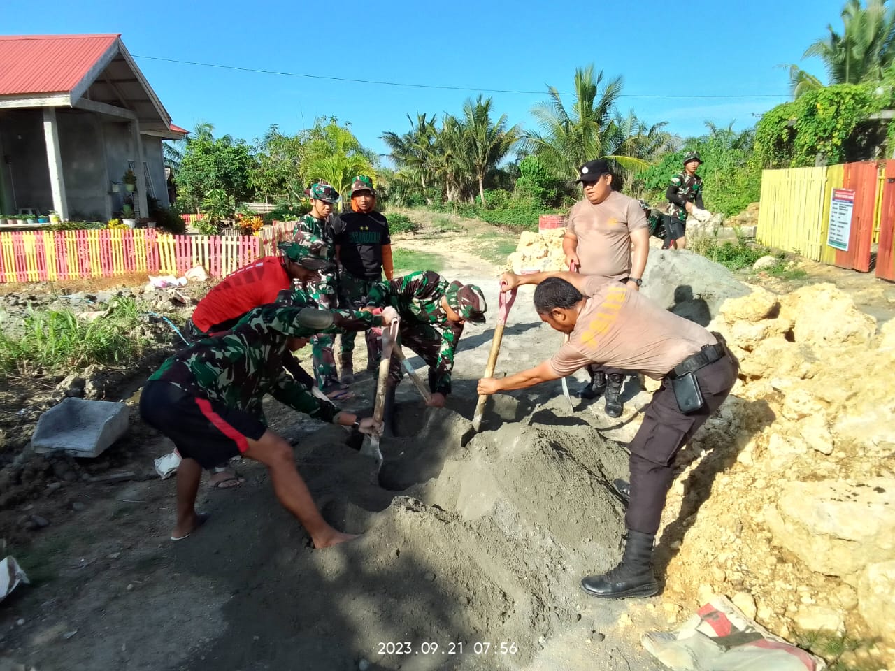 Personel Polres Pasangkayu Ikut Serta Dalam Program TMMD ke – 118 di Kabupaten Pasangkayu