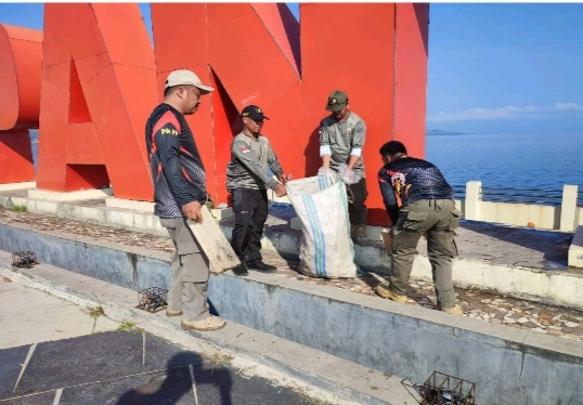 Satpol PP Sulbar Bersihkan Sampah di Anjungan Pantai Manakarra