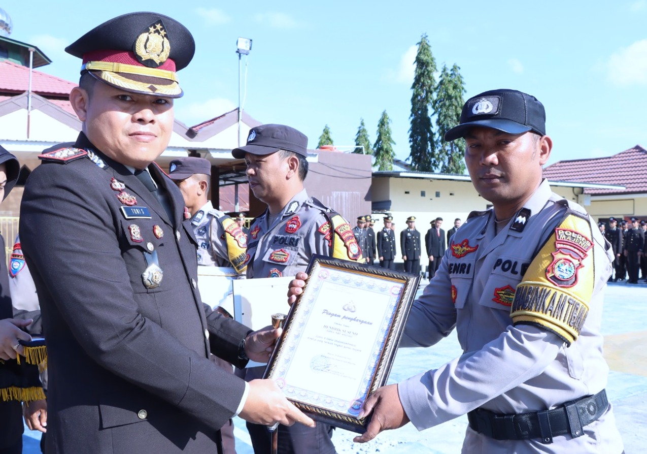 Tiga Personil Bhabinkamtibmas Polres Majene Terima Reward