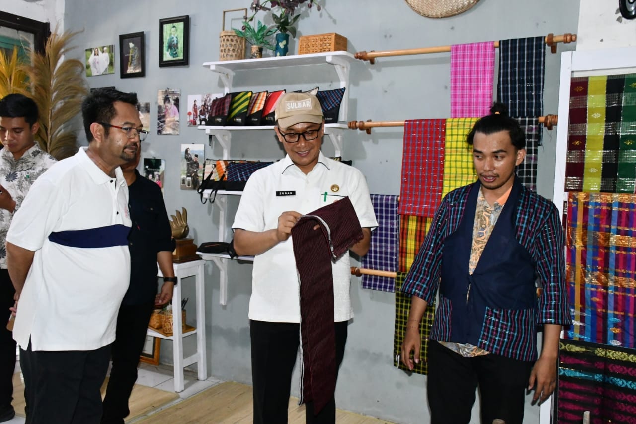 Pj Gubernur Sulbar Ajak ASN Gunakan Pakaian Berbahan Kain Tenun Khas Sulbar