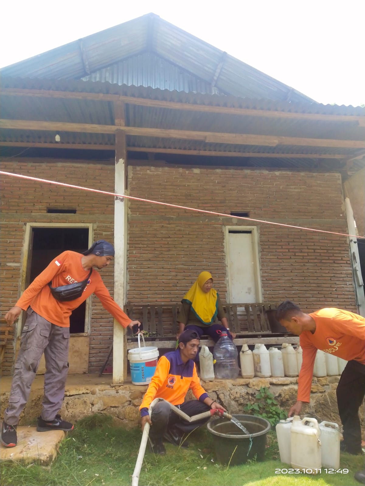 Respon Musim Kemarau, BPBD Sulbar Salurkan Air Bersih ke Masyarakat. Respon Musim Kemarau, BPBD Sulbar Salurkan Air Bersih ke Masyarakat.